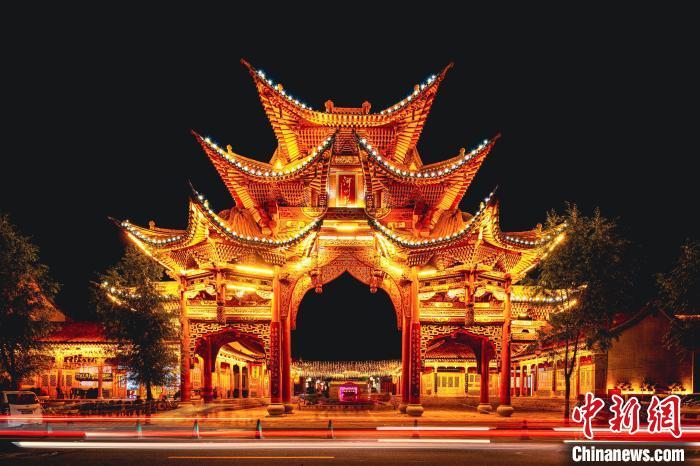 夜幕下的臨夏縣河州苑。夏雨 攝