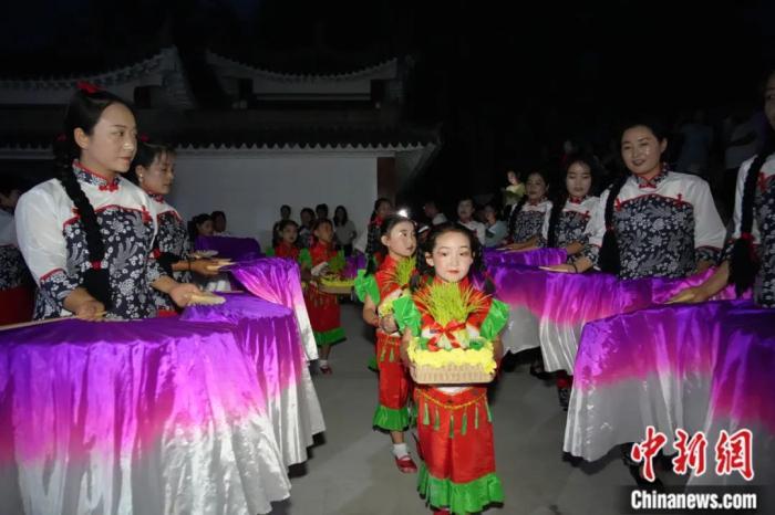 甘肅省西和縣姜席鎮(zhèn)晚霞湖畔，當(dāng)?shù)孛耖g舉行盛大的乞巧儀式。魏朵朵 攝