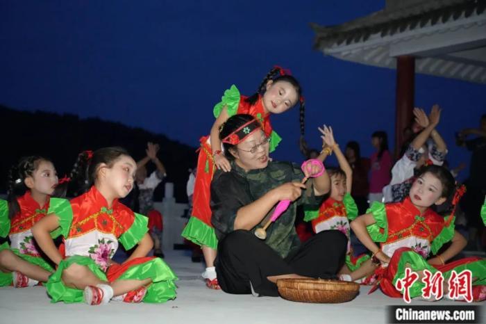 甘肅省西和縣小朋友們迎接“巧娘娘”。魏朵朵 攝