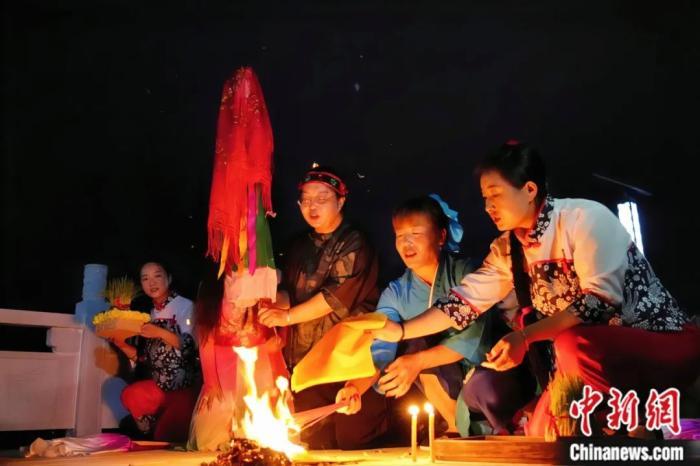 持續(xù)七天八夜的乞巧節(jié)正在西漢水上游的甘肅省西和縣進(jìn)行。西和縣姜席鎮(zhèn)晚霞湖畔，民眾“巧頭”點(diǎn)蠟、炷香、焚裱紙、跪拜，準(zhǔn)備將“巧娘娘”請進(jìn)院。魏朵朵 攝