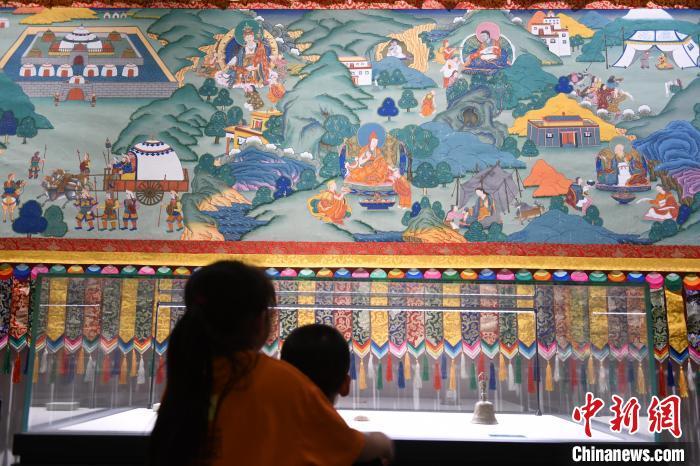 8月20日，兩名小觀眾參觀大型歷史題材卷軸唐卡“涼州會盟”?！〈魑牟?攝