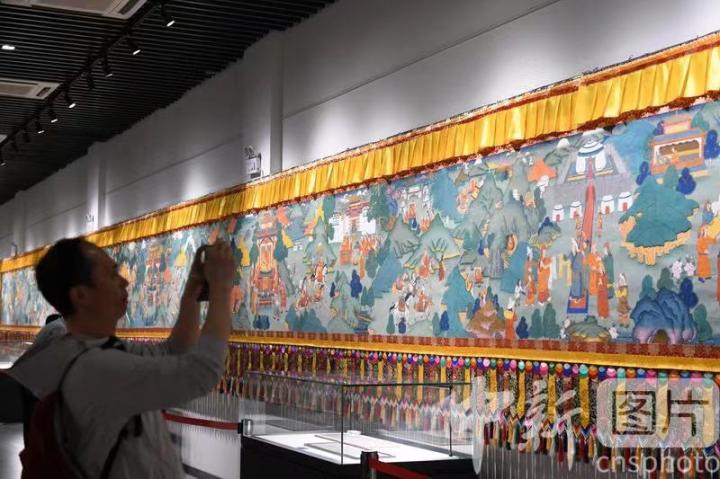 圖為觀眾觀看唐卡《涼州會(huì)盟》。 中新社記者 戴文昌 攝