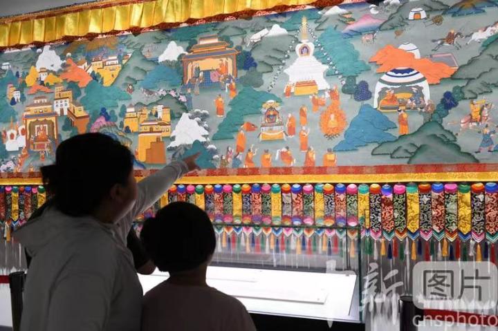 圖為觀眾觀看唐卡《涼州會(huì)盟》。 中新社記者 戴文昌 攝