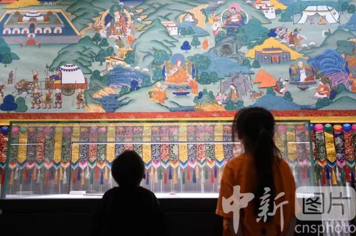 圖為觀眾參觀唐卡《涼州會(huì)盟》。 中新社記者 戴文昌 攝