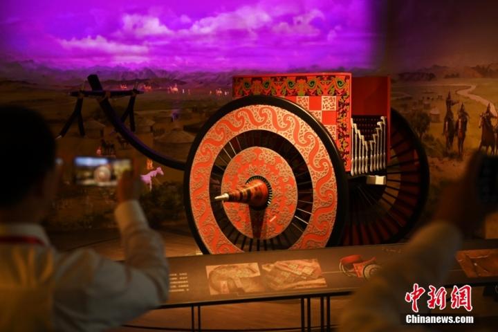 8月16日，甘肅省天水市張家川回族自治縣馬家塬車輿博物館內(nèi)，游客拍攝等比例的戰(zhàn)國西戎車輿復(fù)制品。