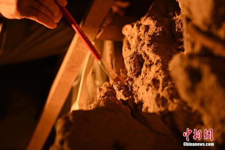 8月25日，文物修復師牟常有進行文物修復工作。