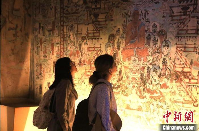 2023年8月27日，游客在甘肅省敦煌市博物館參觀文物展。張曉亮 攝(資料圖)