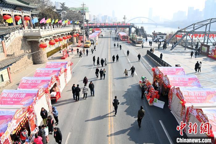 1月30日，蘭州黃河畔的年貨集市吸引顧客選購年貨。九美旦增 攝</p><p>