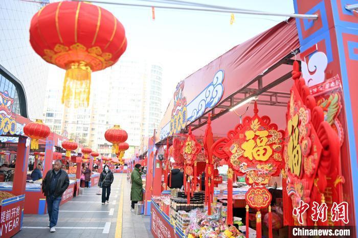 1月30日，蘭州街頭琳瑯滿目的年貨吸引顧客選購。九美旦增 攝</p><p>