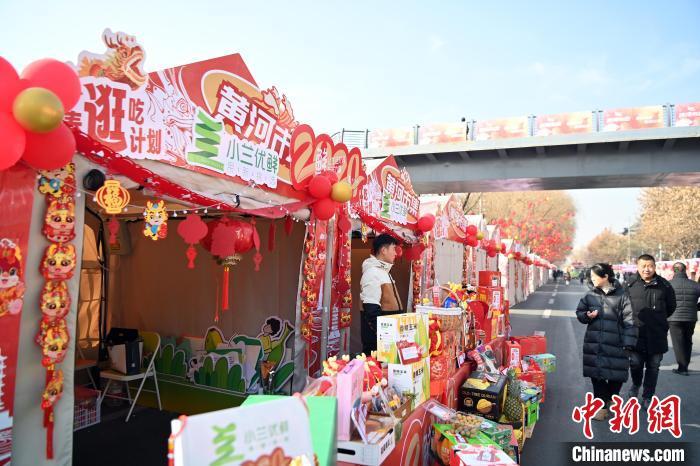 1月30日，蘭州黃河畔的年貨集市吸引顧客選購年貨。九美旦增 攝</p><p>