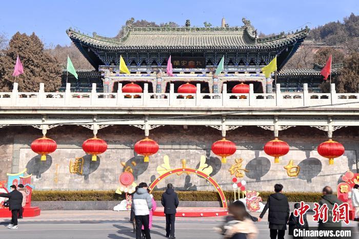 1月30日，裝扮一新的蘭州白塔山公園節(jié)日氛圍濃厚。九美旦增 攝</p><p>