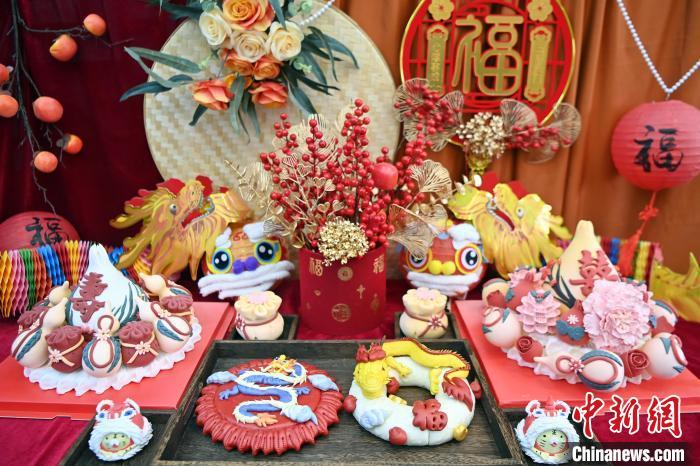 1月25日，春節(jié)臨近，蘭州一花饃店“龍”元素花饃熱銷。圖為展出的“龍”元素花饃。九美旦增 攝