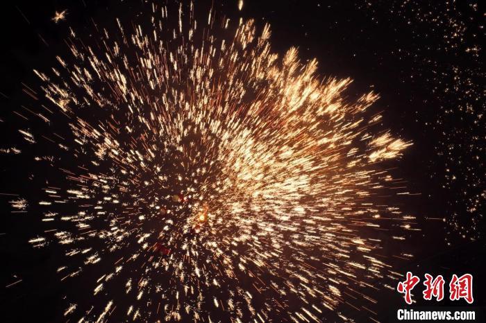 據(jù)悉，“花”與“發(fā)”諧音，取“打花打花，越打越發(fā)”之意?！按蜩F花”不僅蘊(yùn)含著人們祈福納祥的美好愿望，也展現(xiàn)了民間生鐵冶煉傳統(tǒng)技藝的工匠精神。侯奇志 攝