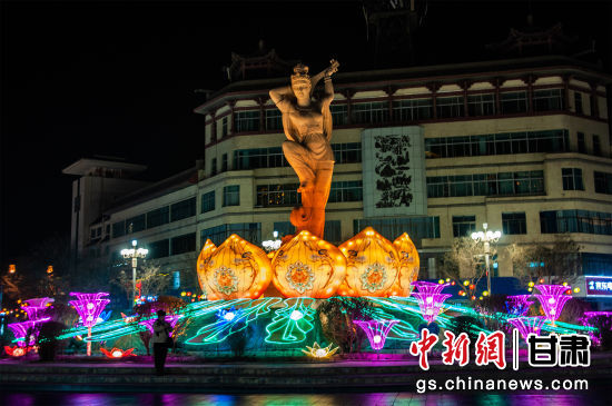 2024年春節(jié)期間，敦煌市中心盤旋路上的反彈琵琶燈組。王斌銀 攝
