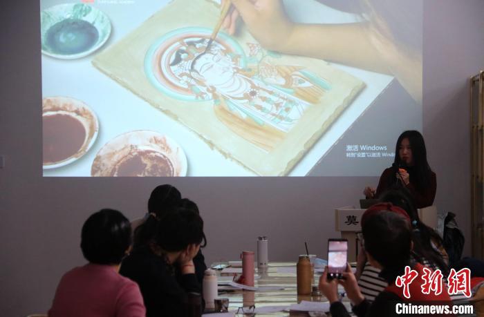 2023年2月，在敦煌研究院莫高學堂，研學導師給學員講授敦煌壁畫臨摹技法?！　垥粤?攝