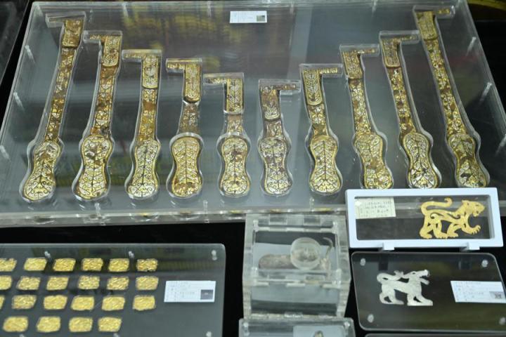 張家川馬家塬出土的金帶飾、大角羊、人形鉛俑及狼形銀車輿飾等文物。