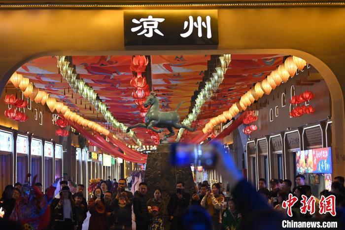 圖為游人拍攝煥然一新亮相的街區(qū)。李亞龍 攝</p>
<p>