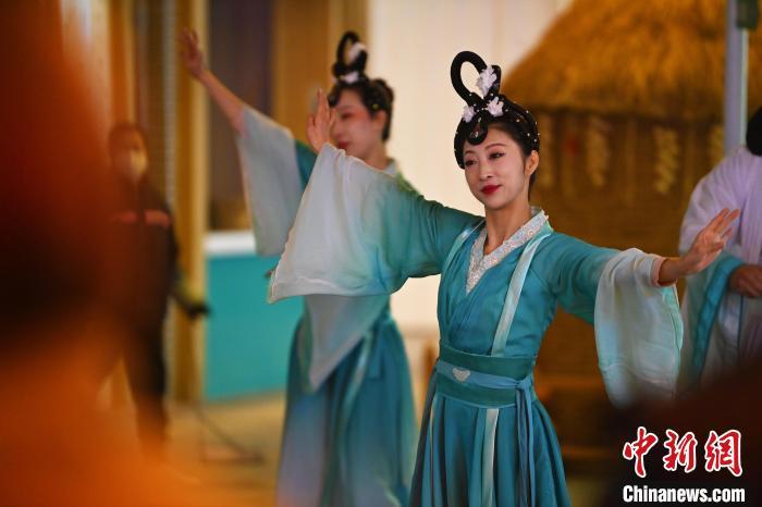 圖為工作人員進(jìn)行舞蹈表演。李亞龍 攝</p>
<p>