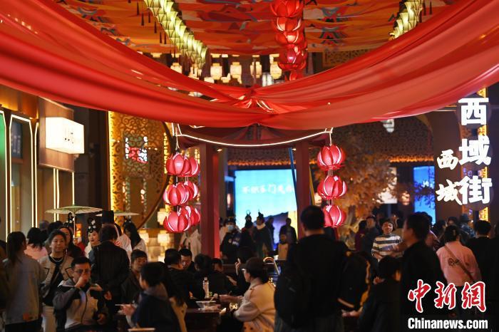 圖為街區(qū)現(xiàn)場游客絡(luò)繹不絕。李亞龍 攝</p>
<p>