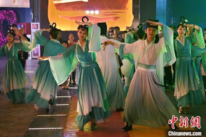 圖為工作人員進(jìn)行舞蹈表演。李亞龍 攝</p>
<p>