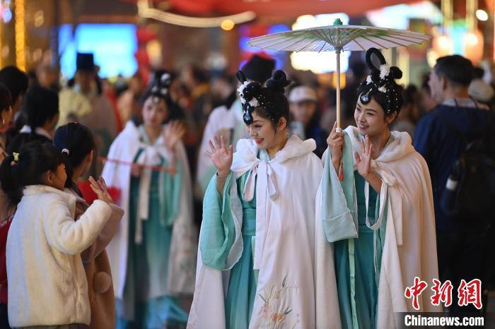 圖為街區(qū)人員著傳統(tǒng)服飾與游人互動。李亞龍 攝</p>
<p>