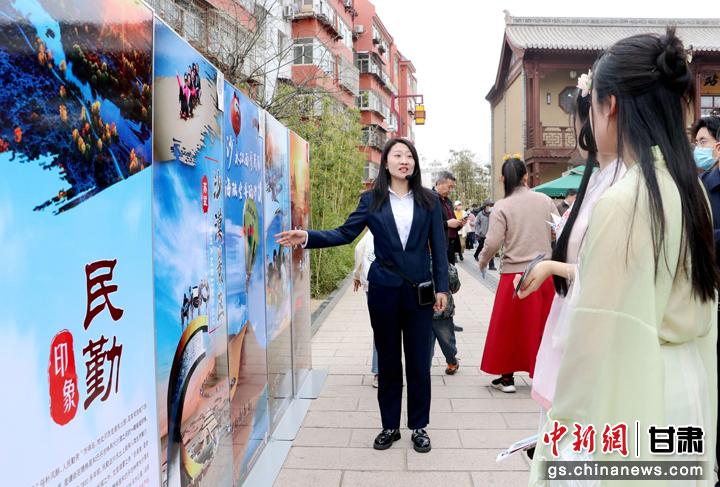 3月下旬，民勤縣在天水啟漢樓廣場(chǎng)舉行推介會(huì)，宣傳本地旅游資源和農(nóng)特優(yōu)產(chǎn)品。圖為工作人員向游客介紹民勤自然風(fēng)光、歷史文化。馬愛彬 攝