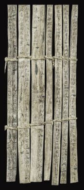 漢簡(jiǎn)《康居王使者冊(cè)》。此簡(jiǎn)記載了西域康居國(guó)使者前來“進(jìn)貢”駱駝，抵達(dá)敦煌遇到不公后反映問題，朝廷受理解決的經(jīng)過。新華社發(fā)（甘肅簡(jiǎn)牘博物館供圖）