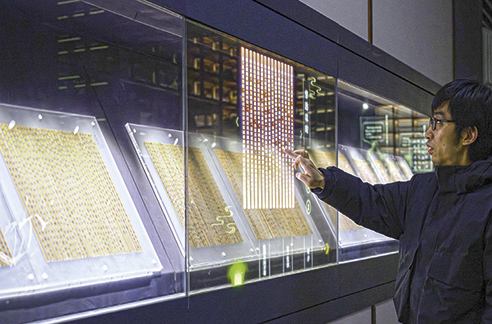 3月6日，工作人員在荊門市博物館新館內(nèi)楚簡(jiǎn)展廳展示使用互動(dòng)裝置。新華每日電訊記者　胡競(jìng)文