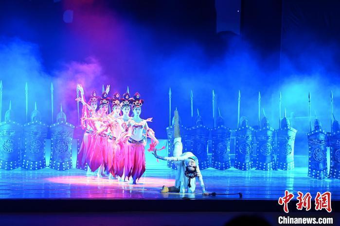 2023年2月18日，蘭州歌舞劇院創(chuàng)排的大型舞劇《大夢(mèng)敦煌》?！　【琶赖┰?攝