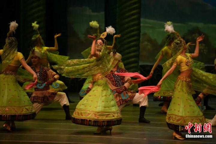 2024年2月23日晚，中國經(jīng)典舞劇《絲路花雨》在甘肅蘭州演出恭賀新春。李亞龍 攝