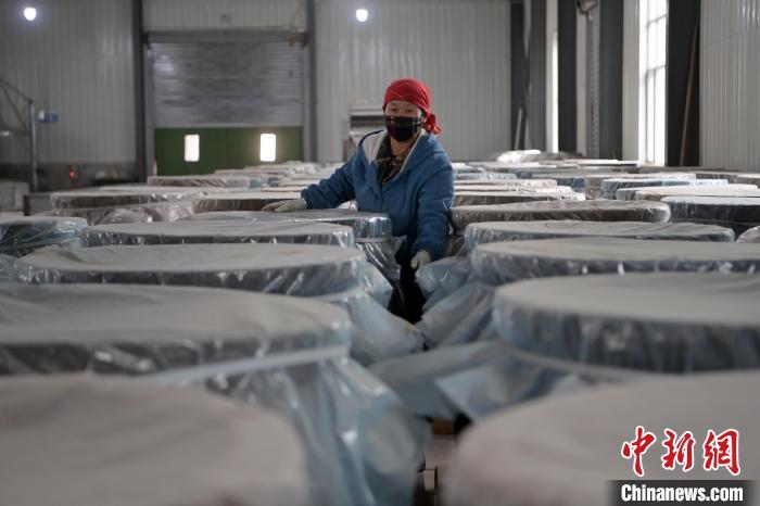 5月10日，工作人員檢查裝有酒糟的壇子。九美旦增　攝