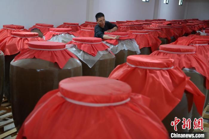 圖為5月10日，工作人員在儲酒庫檢查酒缸密封性。九美旦增　攝