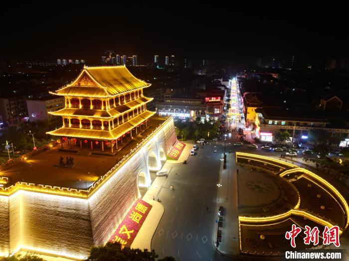 圖為武威市標(biāo)志性建筑涼州古城門(mén)燈光亮起。(無(wú)人機(jī)照片) 　戴文昌 攝</p><p>