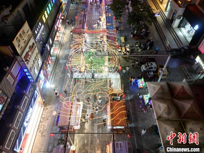 圖為明清街夜市燈光點(diǎn)亮具有武威文化元素的“銅奔馬”彩燈。(無(wú)人機(jī)照片) 　戴文昌 攝</p><p>