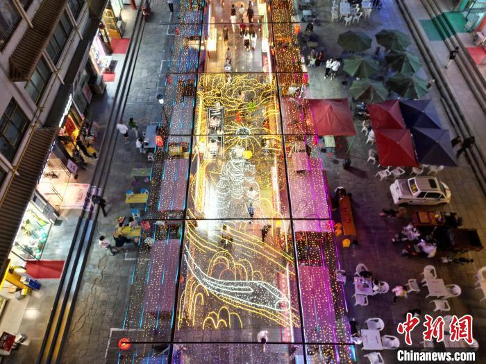 圖為明清街夜市燈光點(diǎn)亮具有武威文化元素的“天梯山石窟”彩燈。(無(wú)人機(jī)照片) 　戴文昌 攝</p><p>