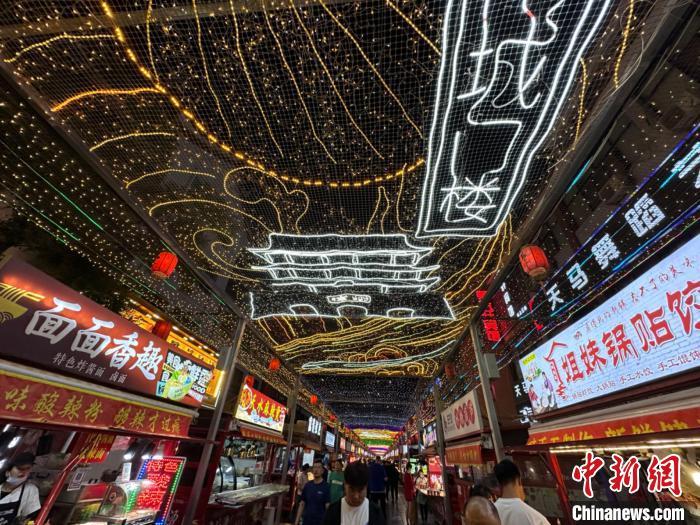 圖為明清街夜市燈光點(diǎn)亮具有武威文化元素的“涼州古城門(mén)”彩燈?！〈魑牟?攝</p><p>