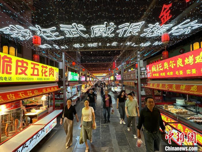 圖為明清街夜市燈光點(diǎn)亮“我在武威很想你”?！〈魑牟?攝</p><p>