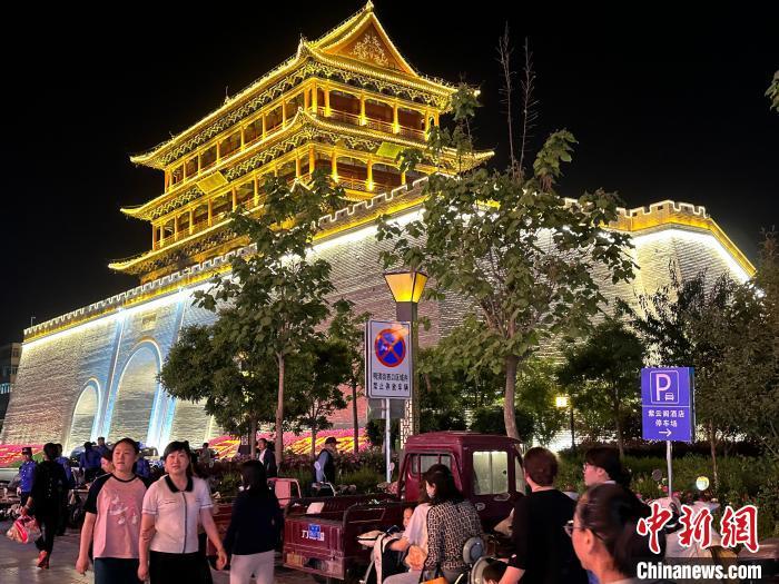 圖為夜幕降臨，涼州古城門(mén)燈光亮起?！〈魑牟?攝