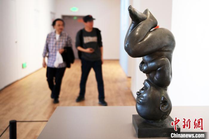 5月21日，觀眾參觀“絲路印跡”雕塑藝術(shù)作品展展出的雕塑作品。九美旦增 攝</p>
<p>