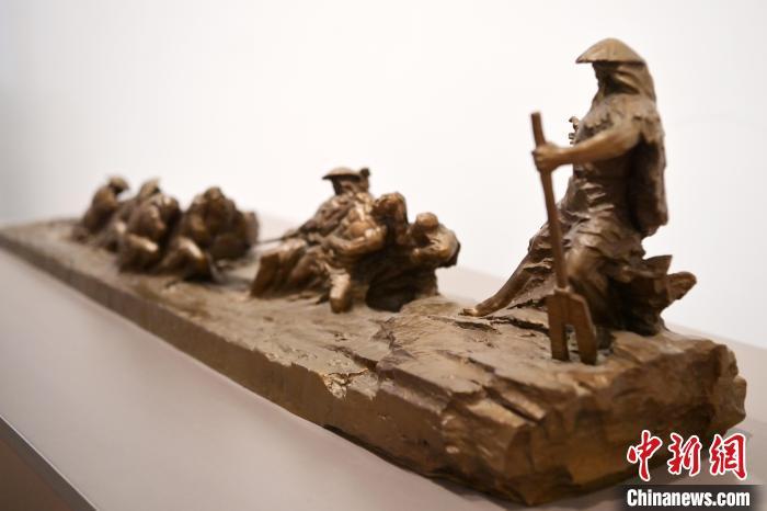5月21日，在“絲路印跡”雕塑藝術(shù)作品展展出的作品《治水為民·禹德九州》。九美旦增 攝</p>
<p>