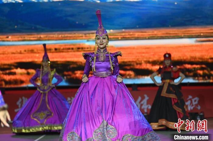 圖為開(kāi)幕式現(xiàn)場(chǎng)蒙古族服飾秀。李亞龍 攝</p>
<p>