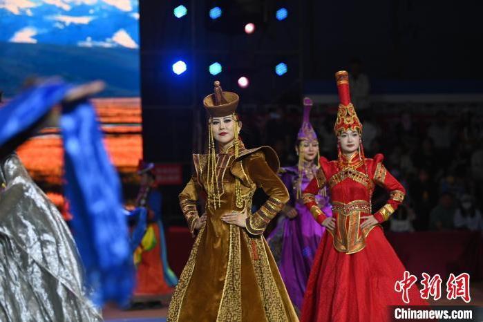 圖為開(kāi)幕式現(xiàn)場(chǎng)蒙古族服飾秀。李亞龍 攝</p>
<p>