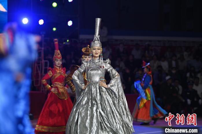 圖為開(kāi)幕式現(xiàn)場(chǎng)蒙古族服飾秀。李亞龍 攝</p>
<p>