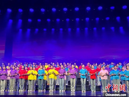 5月28日晚，“詩意甘肅·絲路長風三千里”——月出涼州·武威詩會在甘肅省武威市漢唐天馬城舉行。楊娜 攝