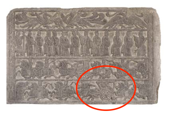 △漢代迎賓、車馬出行畫像石，現(xiàn)藏于臨沂市博物館。畫像石的第四層中有軺車出現(xiàn)。