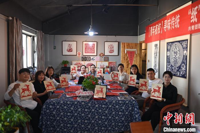 6月6日，在甘肅敦煌青年夜校課程中，青年學(xué)員展示學(xué)習(xí)敦煌非遺剪紙的成果。