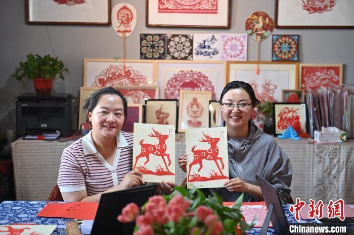 6月6日，在甘肅敦煌青年夜校課程中，青年學(xué)員展示學(xué)習(xí)敦煌非遺剪紙的成果。李亞龍 攝　　