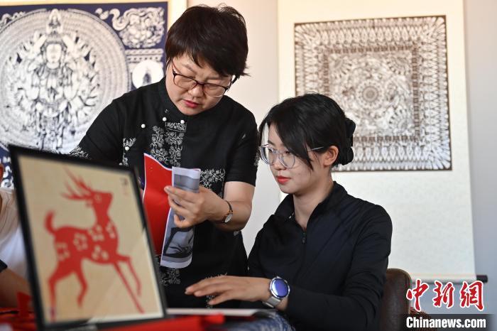6月6日，在甘肅敦煌青年夜校課程中，青年學(xué)員學(xué)習(xí)敦煌非遺剪紙課程。李亞龍 攝