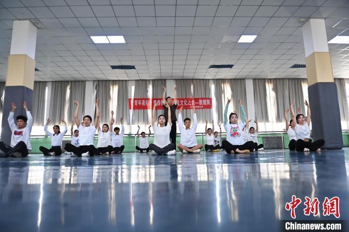 6月6日，在甘肅敦煌青年夜校課程中，青年學(xué)員學(xué)習(xí)敦煌舞課程。李亞龍 攝　　