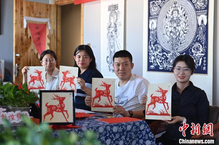 6月6日，在甘肅敦煌青年夜校課程中，青年學(xué)員展示學(xué)習(xí)敦煌非遺剪紙的成果。李亞龍 攝　　